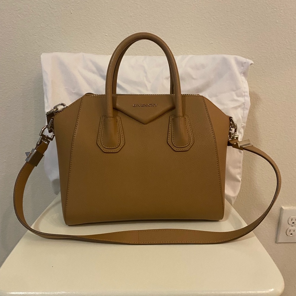 ❌SOLD❌ Givenchy Small antigona bag in grained leather beige. Silver hardware.
